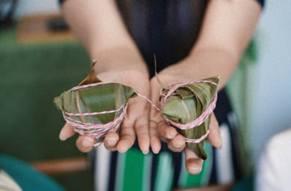 银泰证券 端午前市民在老字号学包粽子，忆往昔：大肉粽最爱，碱水粽难忘，小脚粽难包