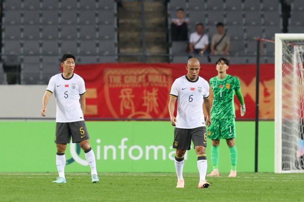 凤凰策略 半场0射正！国足暂0-2韩国 颜骏凌被轰世界波 朱辰杰冒顶送礼